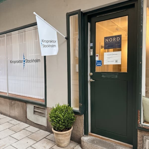 Entrén till Kiropraktor Stockholm på Saltmätargatan 14 i Vasastan